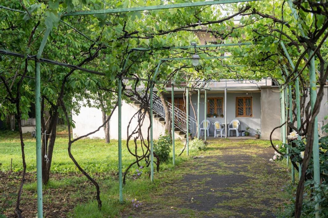 Gvirilas Sakhli Guest House Khashuri Exterior photo