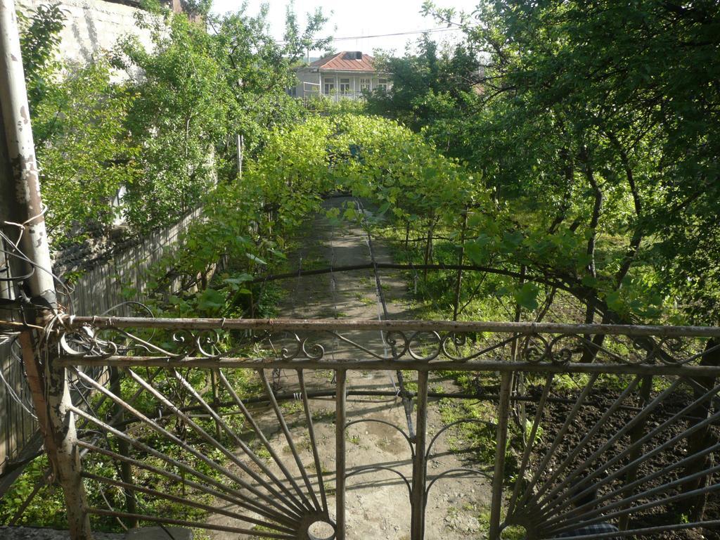Gvirilas Sakhli Guest House Khashuri Exterior photo